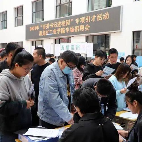 开展各类志愿服务活动 1200余场,组织 400余名青年志愿者为市九届运动