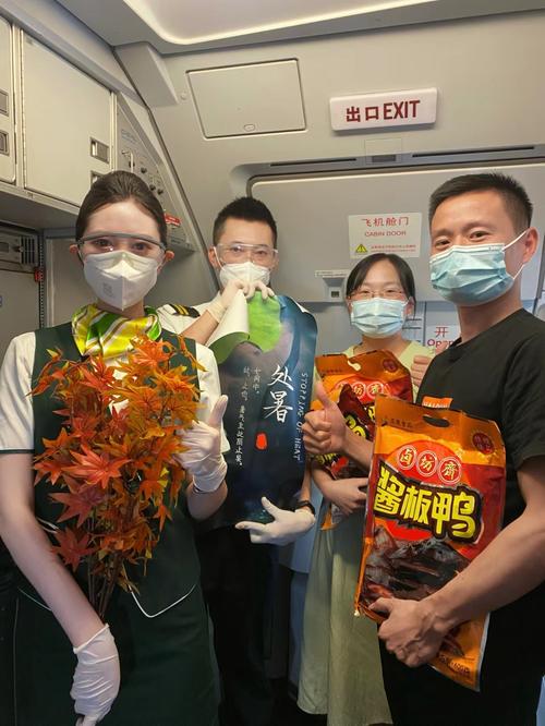 组织丰富多彩的机上活动:绘秋图;解暑气;趣问答乘务组张贴海报,布置